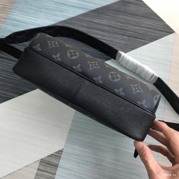 VUITTON LOUIS OUTDOOR MESSENGER 0813